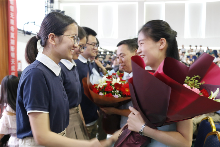 高三年级学生代表向老师献花.JPG
