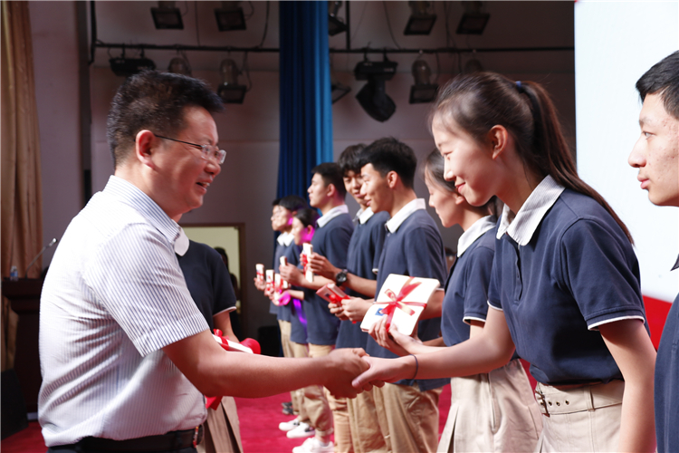 学校党总支书记、校长高正起为毕业生代表颁发毕业证书.JPG