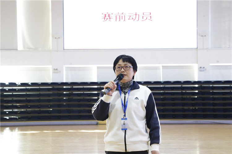 图片2：郑州中学副校长孙桂玲做赛前动员.JPG