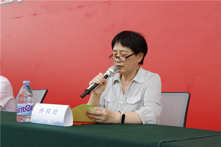 郑州中学副校长孙桂玲宣读国际部表彰名单.JPG