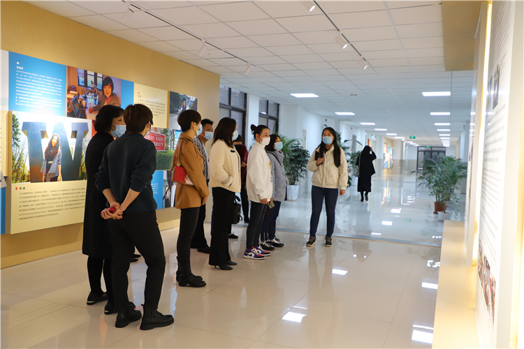 图片7：会前家长参观国际部文化长廊.JPG
