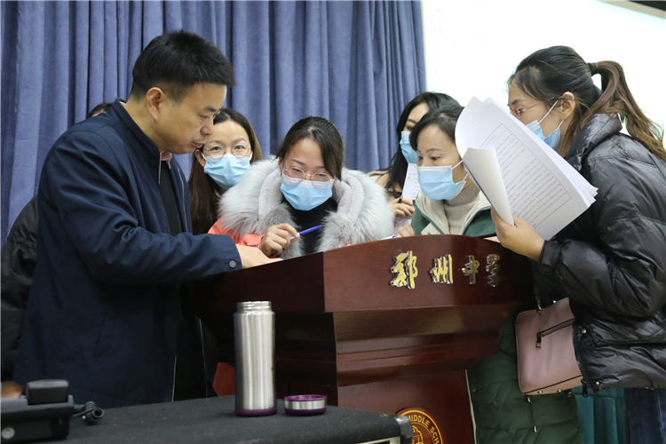 郑州市教科所综合研究室主任胡远明老师与青年教师互动.JPG