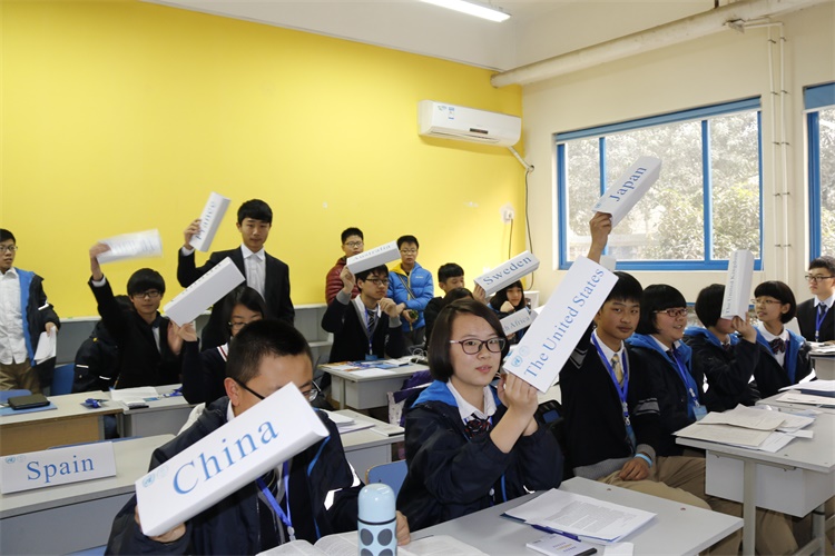 模联课程指导下的郑州中学教育集团模联大会现场-议案投票表决.JPG