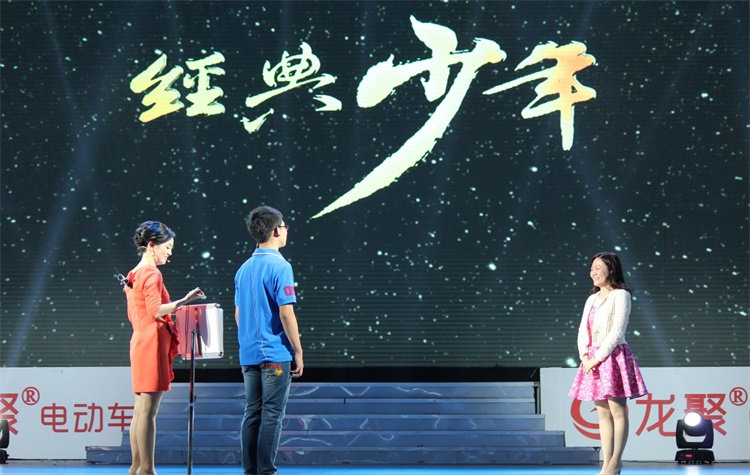 郑州中学学子在经典少年比赛现场.jpg