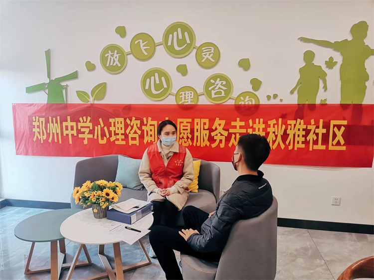 图片2:社区居民进行心理咨询.jpg