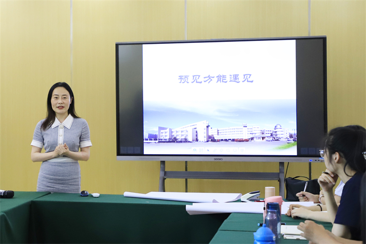 图片4：郑州中学党政办主任韩颖谈教师职业成长规划.JPG