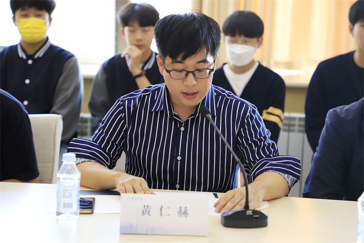 图片5：韩国教师代表发言.JPG