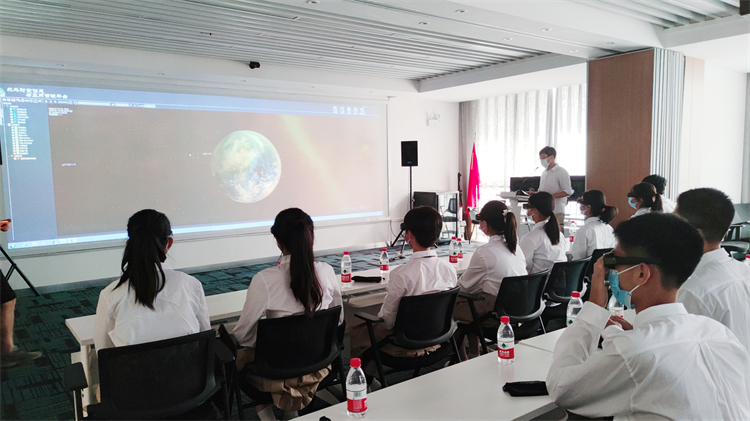 图 李朋帅老师带同学们在卫星定位展区进行互动体验活动.jpg