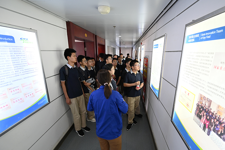 图3学生参观郑机所展厅.jpg