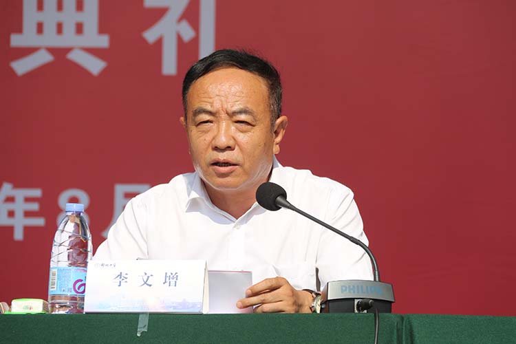图片3  ：郑州中学党委副书记李文增主持开学典礼.JPG