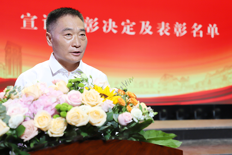 图片6：郑州中学党委副书记、副校长薛善广宣读表彰决定和表彰名单.JPG