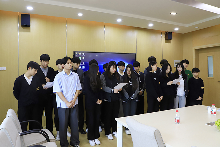 图片5：韩方学生带来歌曲《月亮代表我的心》.JPG