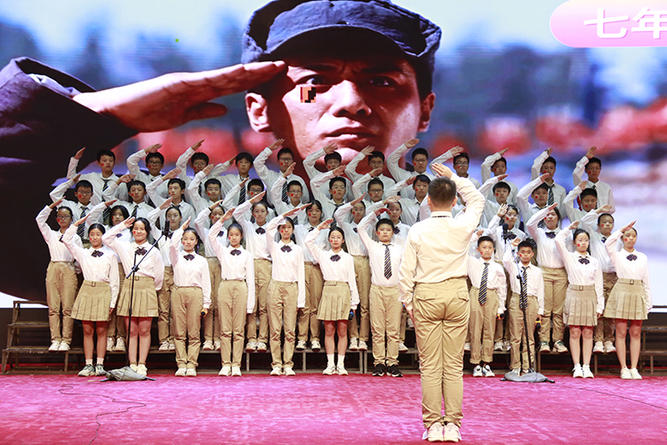 图片2：学生激情演唱《中国人民解放军进行曲》.JPG