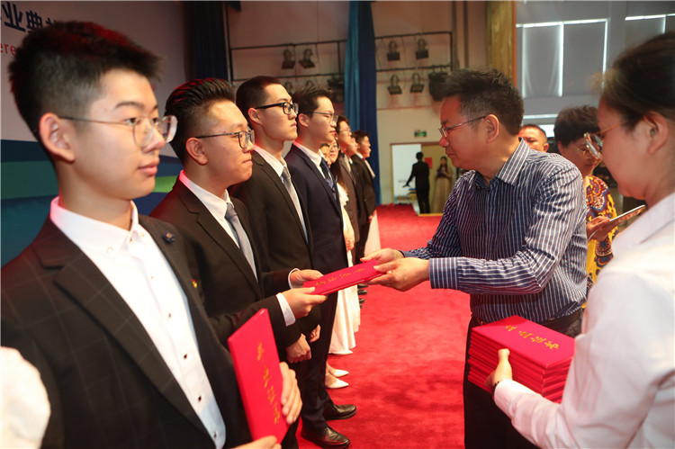 校长高正起为毕业生颁发毕业证书.jpg