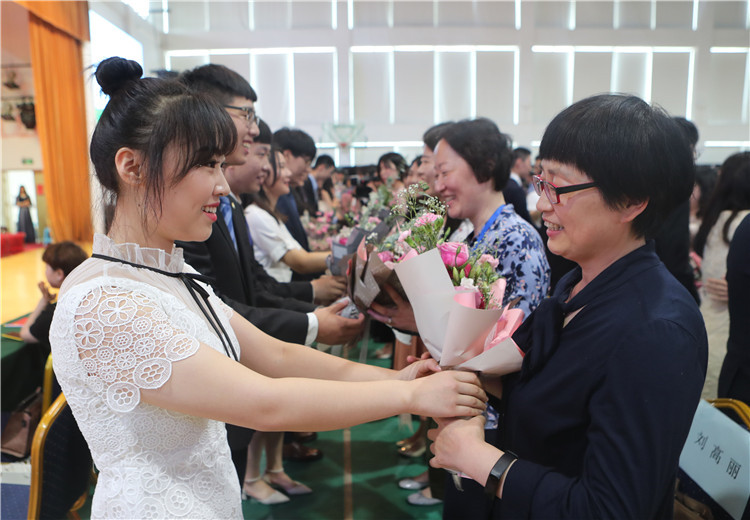 学生为教师献花.jpg