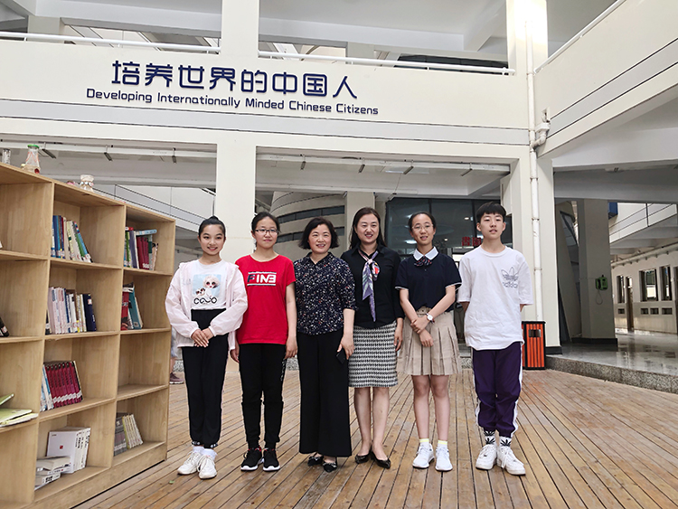 “最美少年“与老师合影.jpg
