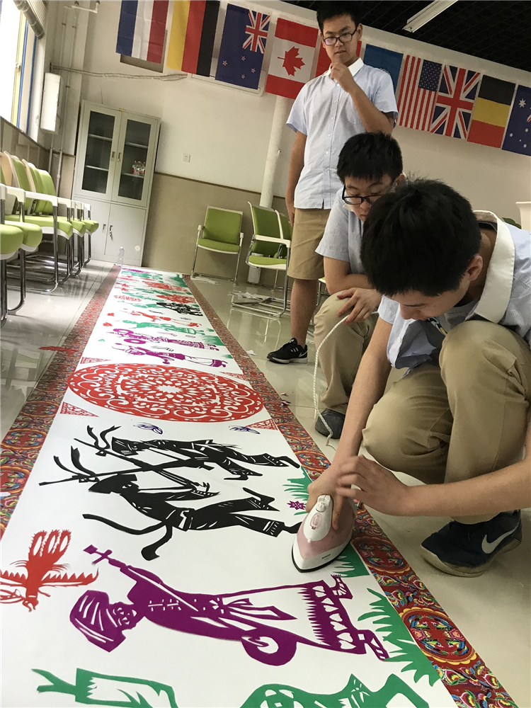 学生在进行后期制作.jpg