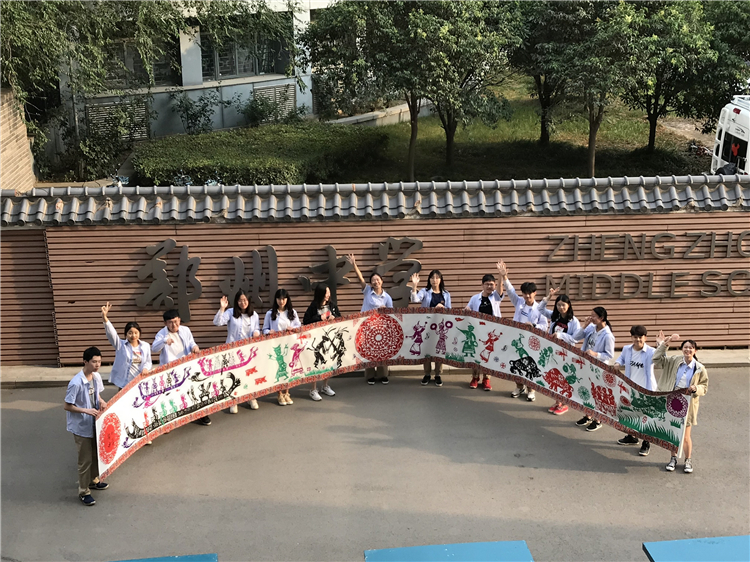 国际部唯美社同学与完成的剪纸作品.jpg