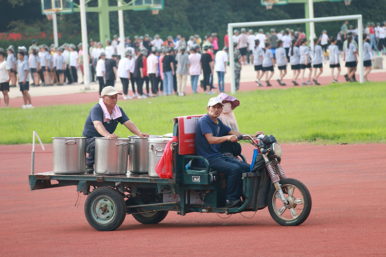 图片1：送水师傅送水.JPG