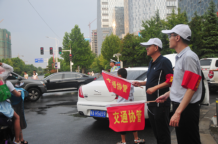 图片2：交通协管员指挥交通.JPG