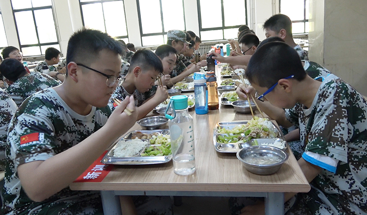 图片4：学生餐厅用餐.jpg