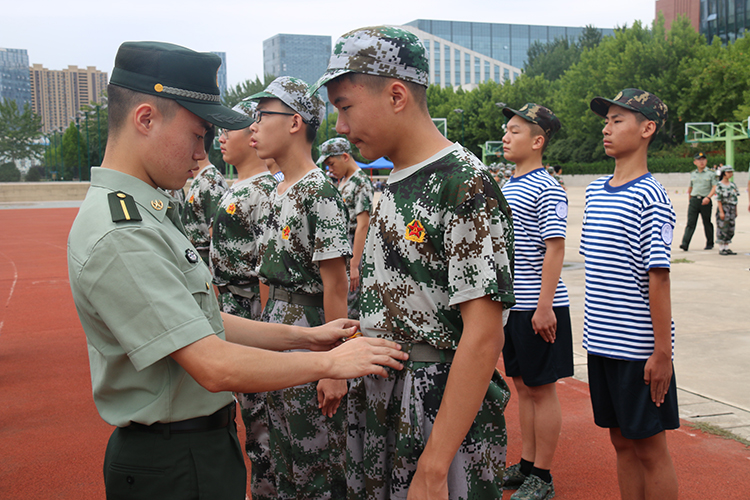 图片8：教官纠正动作.JPG