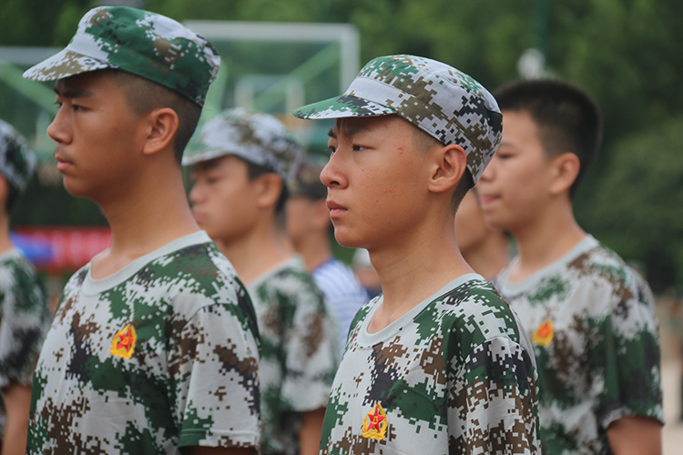 图片1：站军姿.JPG