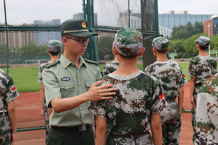 图片4：教官纠正动作.JPG