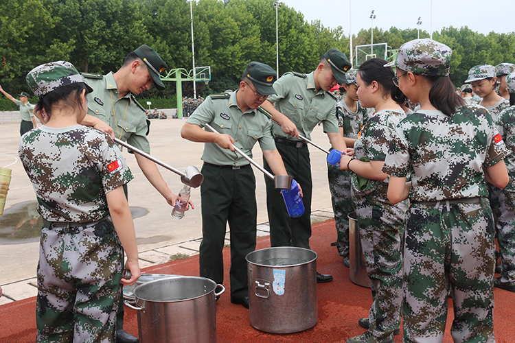图片7：教官帮学生打水.JPG