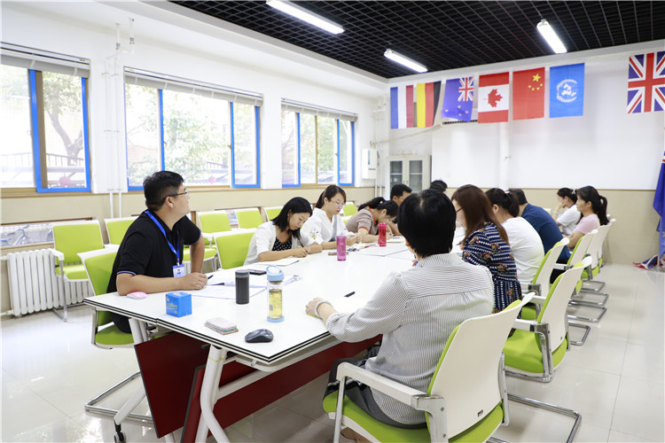 图片3：青年班主任认真做笔记.JPG