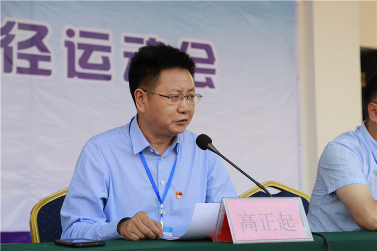 图片13：郑州中学校长高正起发言.JPG