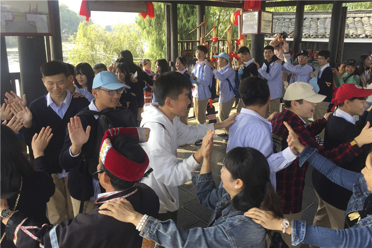 图片5：与侗族阿哥阿妹载歌载舞.jpg