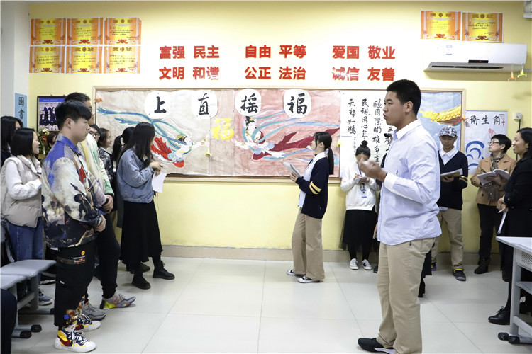 图片2：认真讲解设计方案.JPG