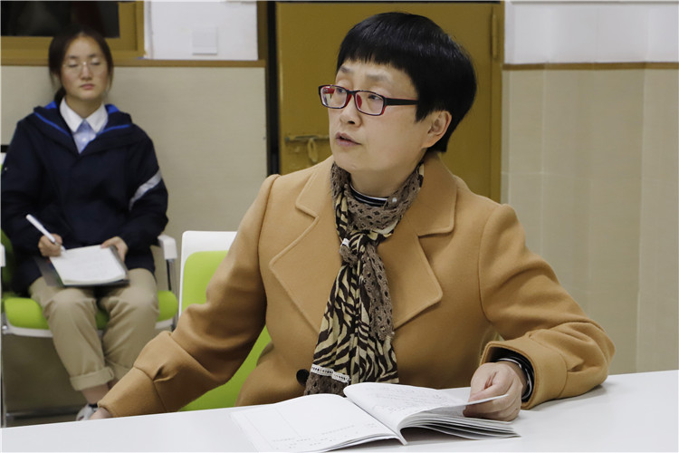 图片14：郑州中学副校长孙桂玲做评比点评.JPG