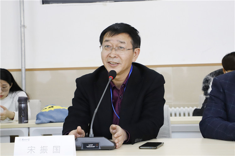 图片2：郑州中学副校长宋振国主持会议.JPG