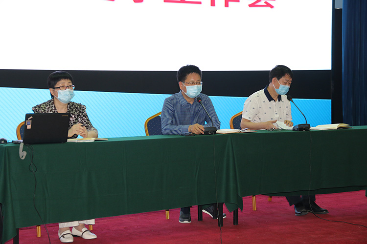 郑州中学党委委员、副校长宋振国主持会议.JPG