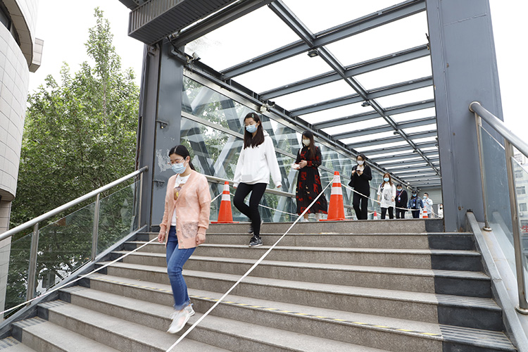 人均1.5米，模拟学生行进校园中.JPG