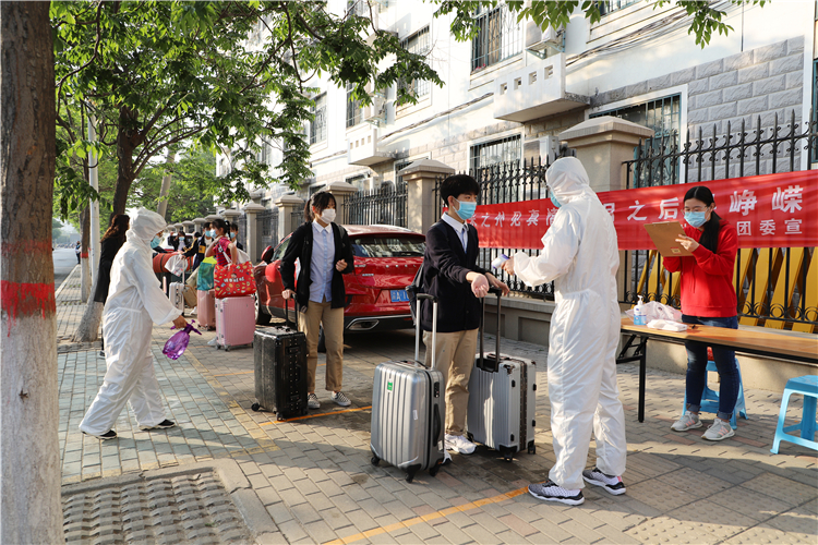 图片3：行李消毒、检测体温后进入宿舍.JPG