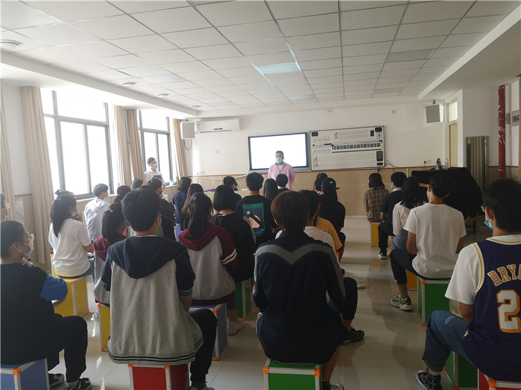 老师讲课.jpg