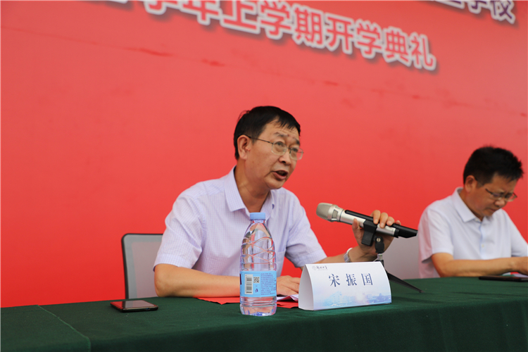 郑州中学党委委员、副校长宋振国主持典礼仪式.JPG