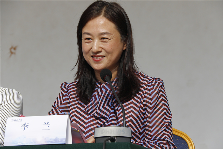 郑州中学党委委员、副校长李兰主持典礼.jpg