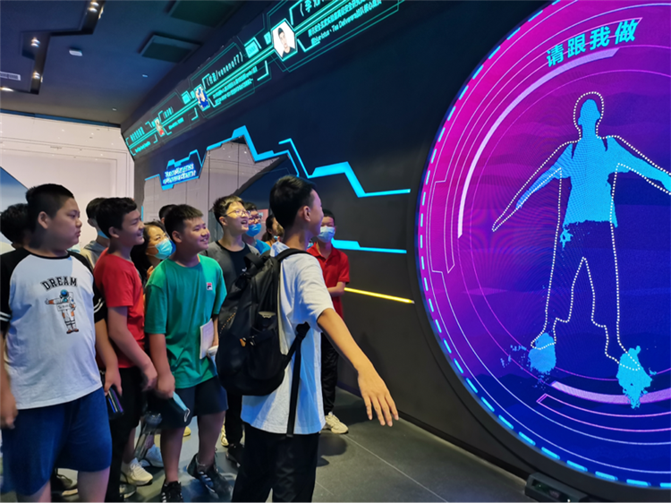 探秘高新区网络空间科技馆，虚拟游戏——“请跟我做”.png