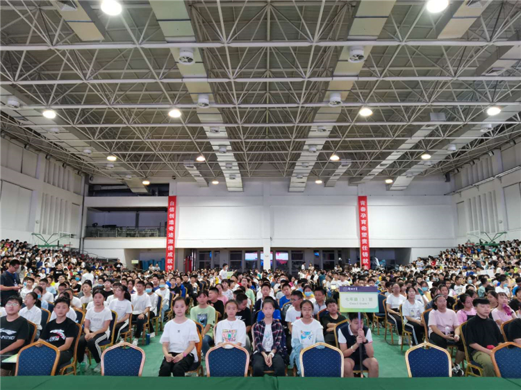 认真聆听专家报告.jpg