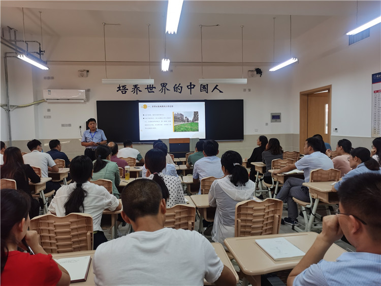 高中部政教处主任宁纪生布置新学期德育工作.jpg