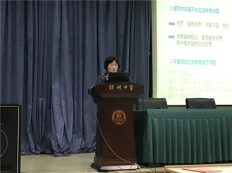 初中部政教处主任安书红安排德育工作.jpg