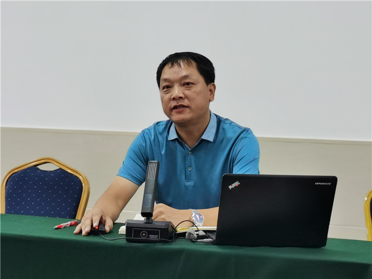 高中部教务处副主任屈丙辰安排青年教师教学发展规划.jpg