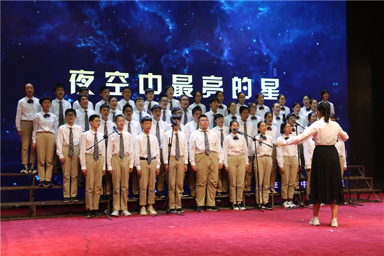 八1班节目《夜空中最亮的星.JPG