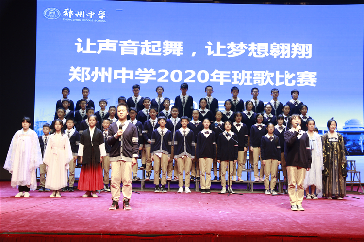 八18班学生身着汉服表演.JPG