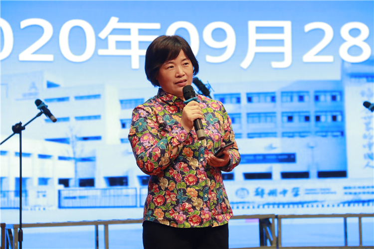 初中部政教处主任安书红致辞.JPG