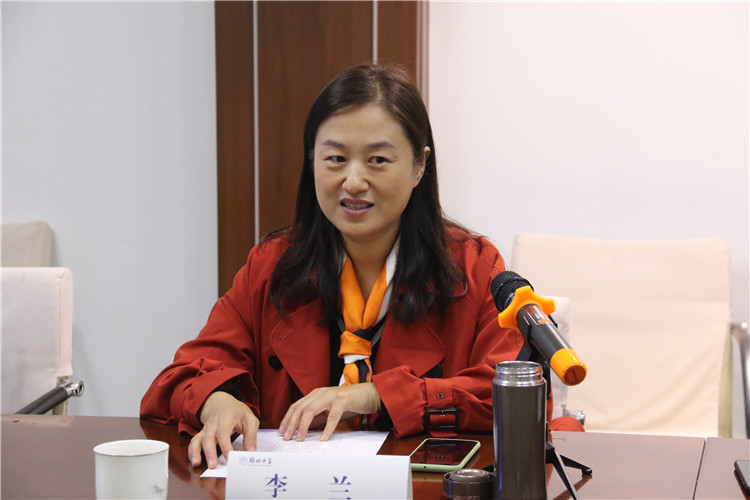 郑州中学党委委员、副校长李兰致辞并介绍学校综评的整体情况.jpg